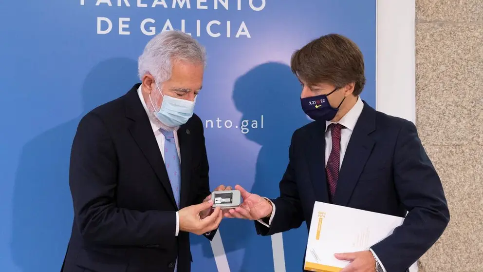 El presidente del Parlamento, Miguel &Aacute;ngel Santalices, recibe el proyecto de Ley de Presupuestos de la Xunta de manos del conselleiro de Facenda e Administraci&oacute;n P&uacute;blica, Miguel Corgos./X.CRESPO.