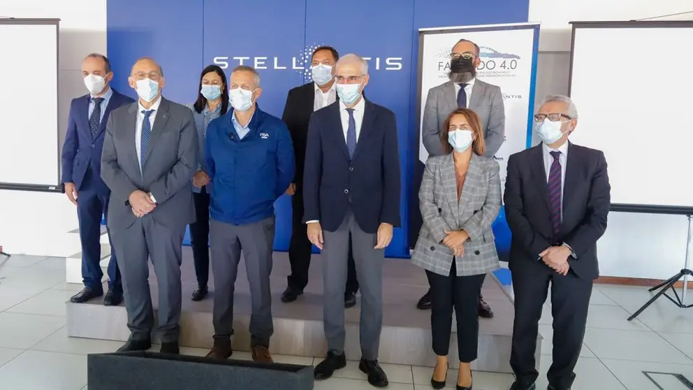 Los socios del proyecto Facendo 4.0: Stellantis, UVigo, CTAG, Gradiant, y Aimen, junto al conselleiro de Econom&iacute;a y la directora de Gain./