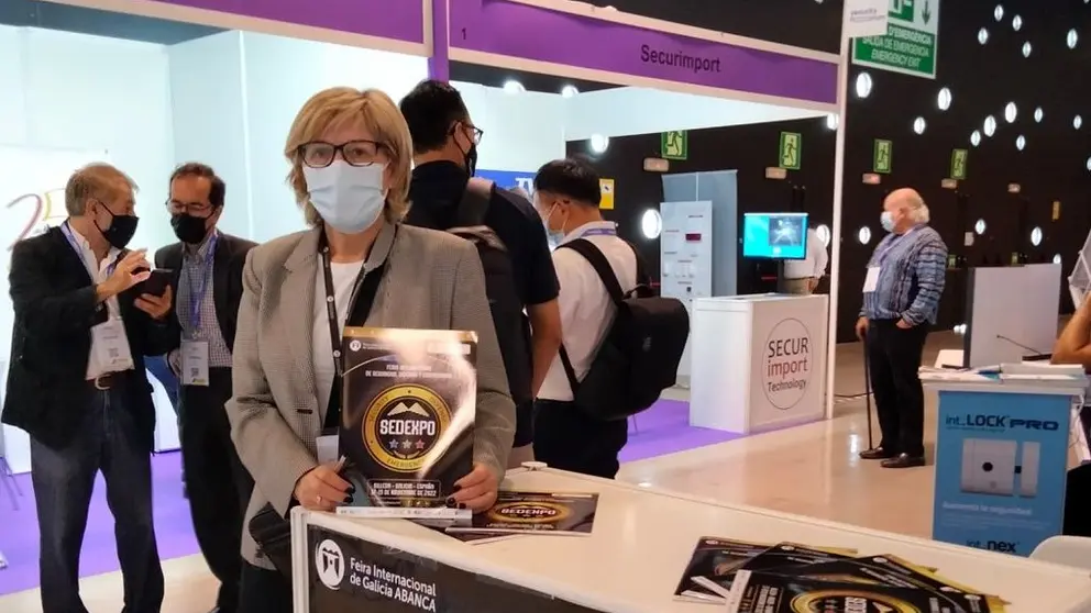 Elena V&aacute;zquez, gestora comercial de Sedexpo, en el stand de la feria en Security Forum.