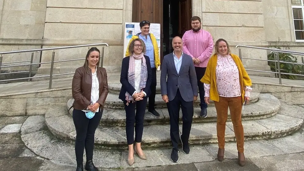 O delegado da Zona Franca de Vigo, David Regades, xunto &aacute; alcadesa de Ponteareas e membros da corporaci&oacute;n.