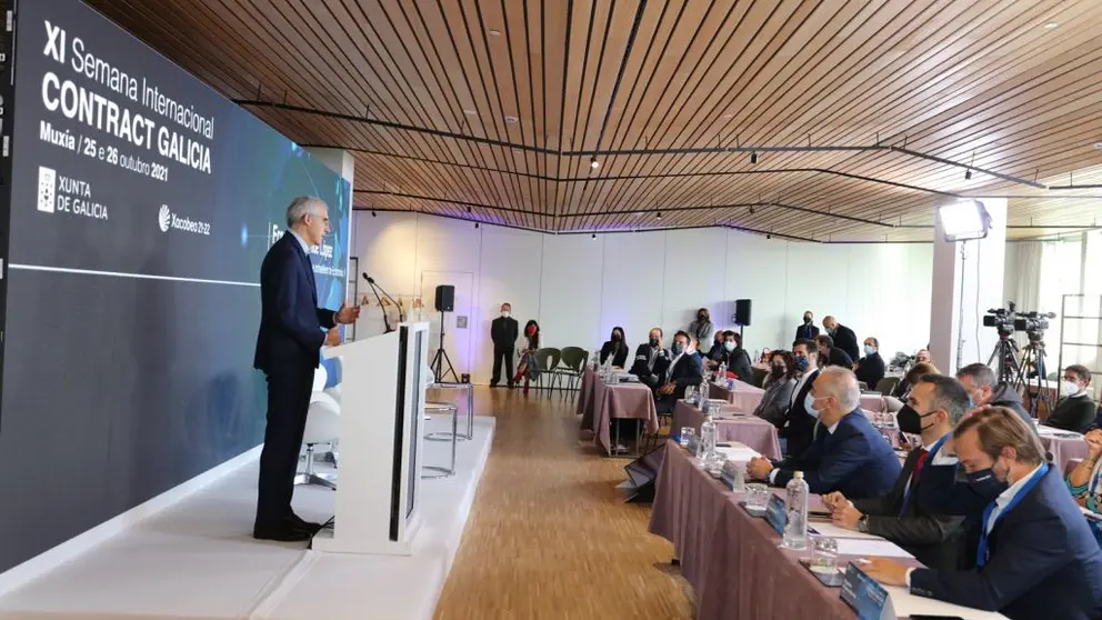 El conselleiro Francisco Conde en la inauguraci&oacute;n de la Semana Internacional del Contract en Mux&iacute;a./L.POLO.