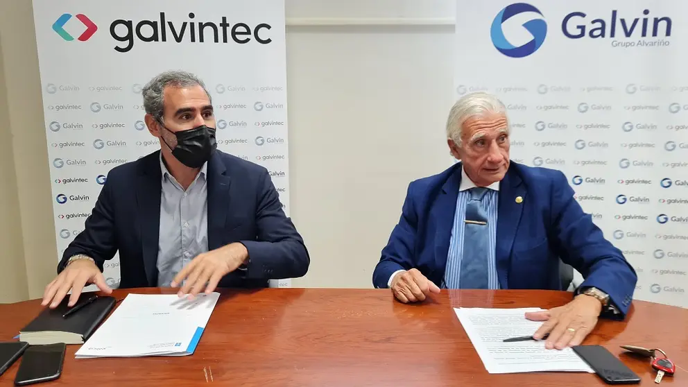 El director xeral de Comercio e Consumo, Manuel Heredia, y el presidente del Grupo Alvari&ntilde;o, Jos&eacute;