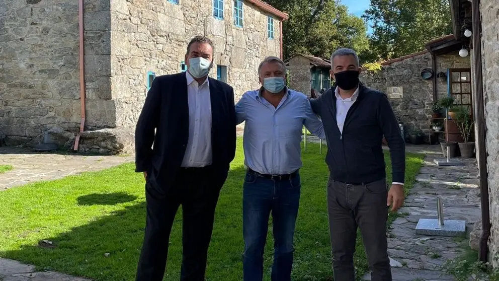 Eduardo Val&iacute;n, consejero delegado de la CEL, alcalde de Palas de Rei, Pablo Taboada, y el representante del grupo de inversores.