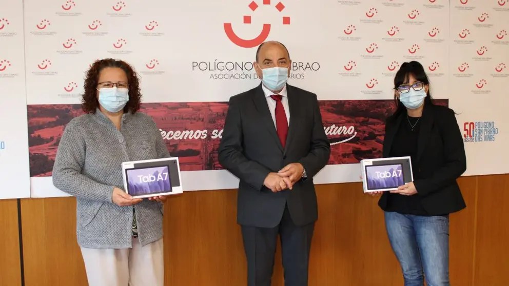 El presidente de la Asociaci&oacute;n de Empresarios del Pol&iacute;gono de San Cibrao con las dos participantes en el programa integrado de empleo que fueron premiadas.