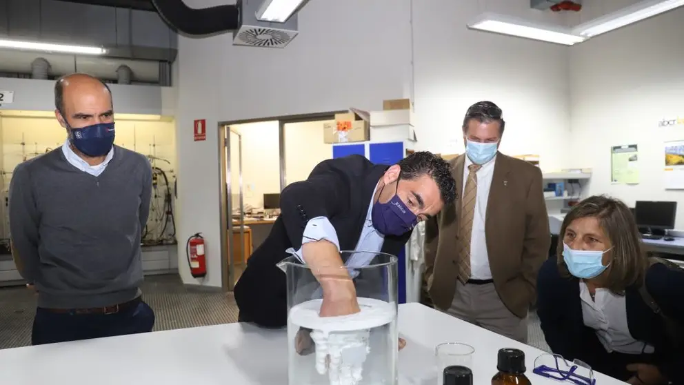 El delegado territorial de la Xunta en Pontevedra, Luis L&oacute;pez, visit&oacute; en Forcarei las instalaciones de ABCR Laboratorios.