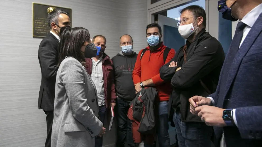 La conselleira Mar&iacute;a Jes&uacute;s Lorenzana charlando con los representantes de los trabajadores de la f&aacute;brica de Vestas.