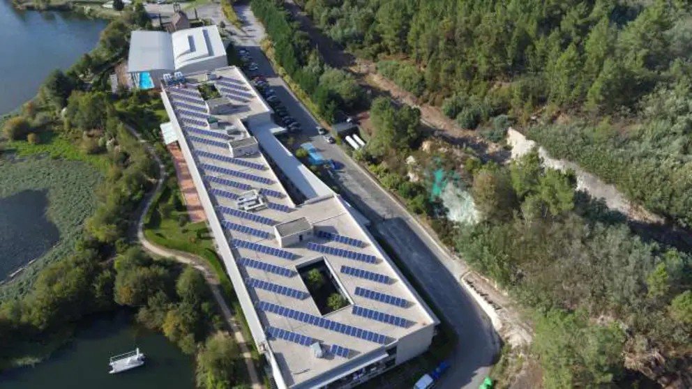 Paneles fotovoltaicos instalados por Voltfer en el balneario de Laias del Grupo Caldaria.
