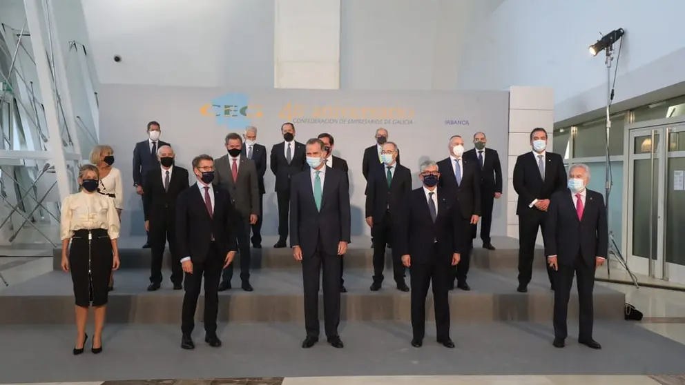 Foto de familia de autoridades y miembros de la junta directiva de la CEG./P.FERR&Iacute;N