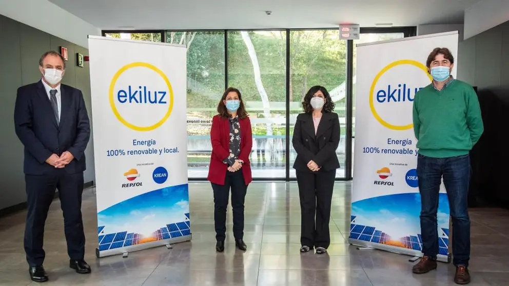 el alcalde, Carlos Calvelo, y los directores gerentes de Ekiluz, Raquel Gallardo y Asier Etxabe. Al acto ha asistido tambi&eacute;n la directora de la refiner&iacute;a de Repsol de A Coru&ntilde;a, Natalia Barreiro
