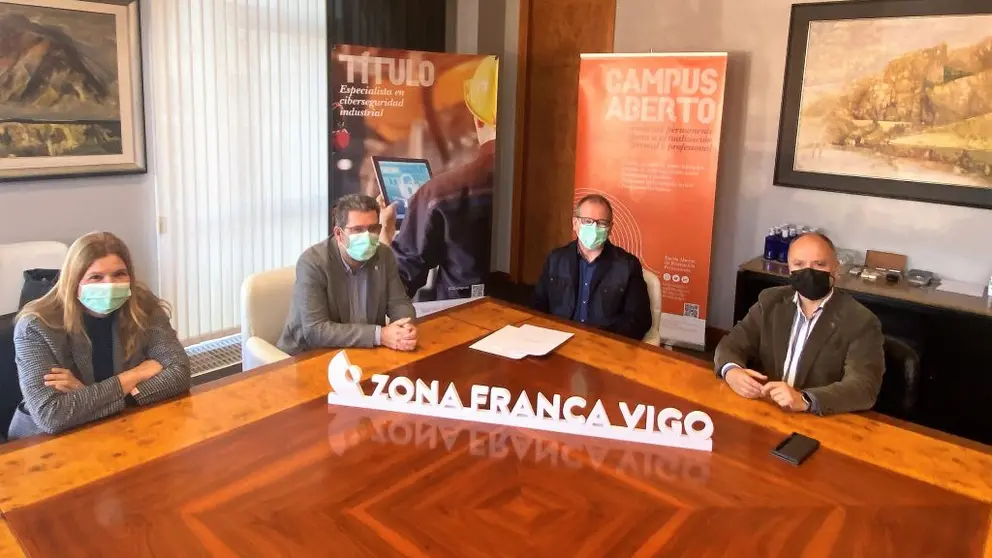 David Regades (der.) con representantes de la Universidad de Vigo.