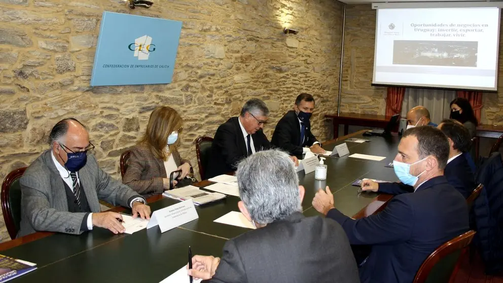 Encuentro de empresarios en la sede de la CEG en Santiago con la embajadora de Uruguay.
