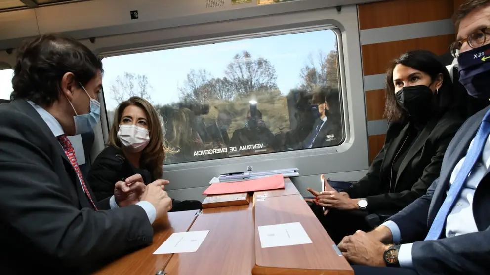 La ministra de Transportes, Raquel S&aacute;nchez (iizq.) junto al presidente de la Xunta, Alberto N&uacute;&ntilde;ez Feij&oacute;o (der.) y otras autoridades en el viaje de pruebas de la LAV Madrid-Galicia./MITMA.