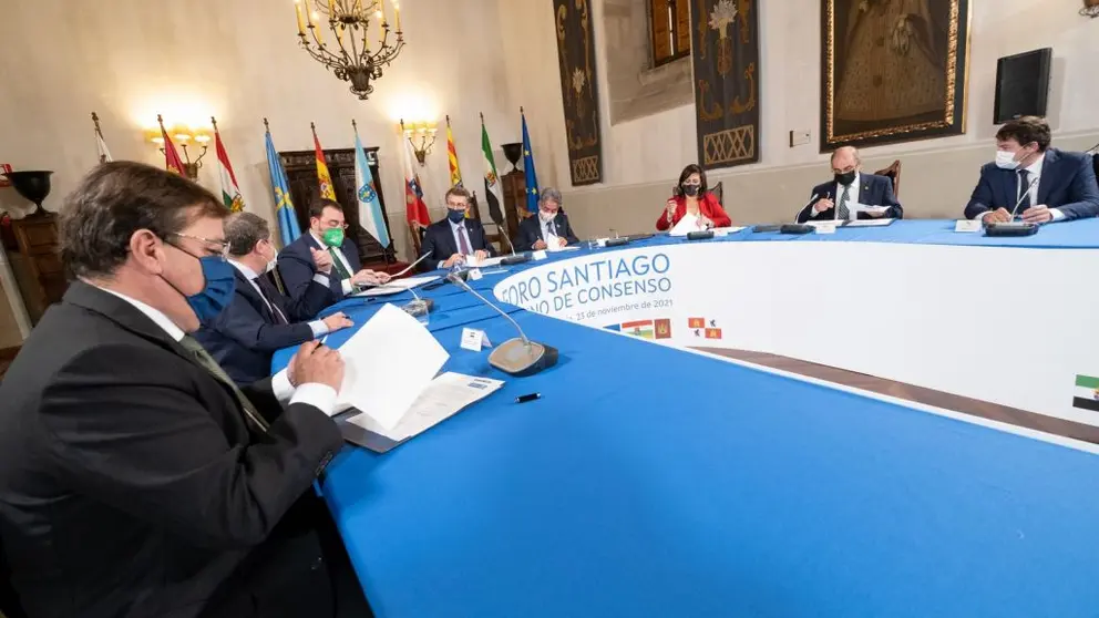Ocho presidentes aut&oacute;nomicos, reunidos en Santiago./D.CABEZ&Oacute;N.