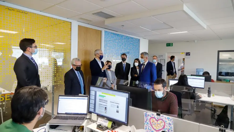 Conde y Argerey visitaron las instalaciones en las que trabajan los equipos mixtos de BorgWarner y CTAG y el laboratorio de ensayos de alto voltaje en el Centro de Negocios de Porto do Molle./MVR.