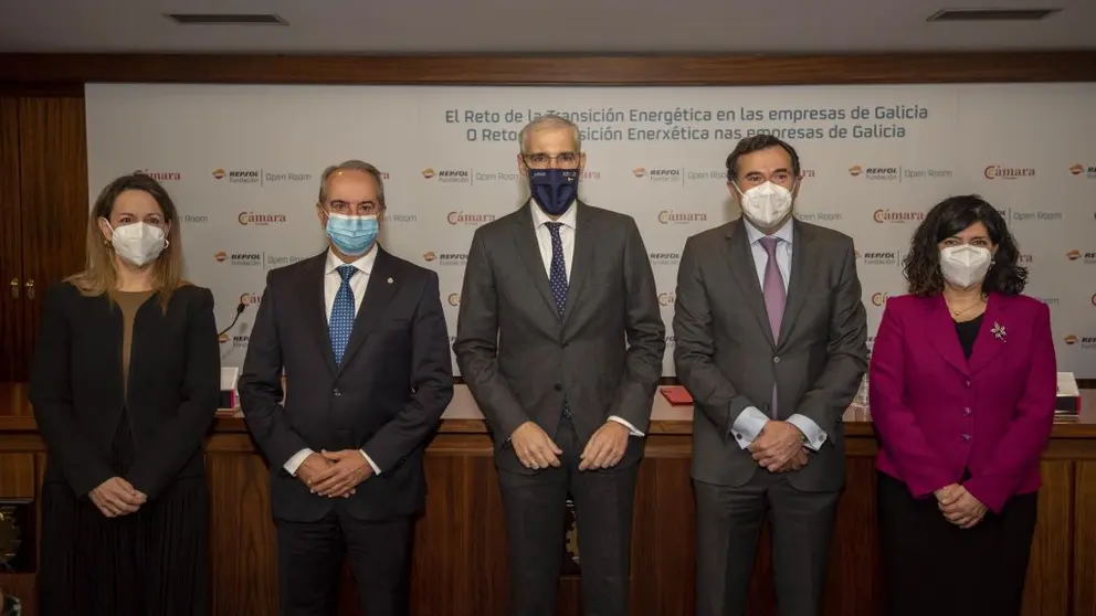 Arantza Hernanz, directora de Educaci&oacute;n y Conocimiento de Fundaci&oacute;n Repsol
Antonio Couceiro, presidente de la C&aacute;mara de Comercio de A Coru&ntilde;a
Francisco Conde, vicepresidente segundo y conselleiro de Econom&iacute;a, Empresa e Innovaci&oacute;n de la Xunta de Galicia
Ant&oacute;nio Cal&ccedil;ada, director general de Fundaci&oacute;n Repsol
Natalia Barreiro, directora de la refiner&iacute;a de Repsol en A Coru&ntilde;a, participaron en las jornadas.