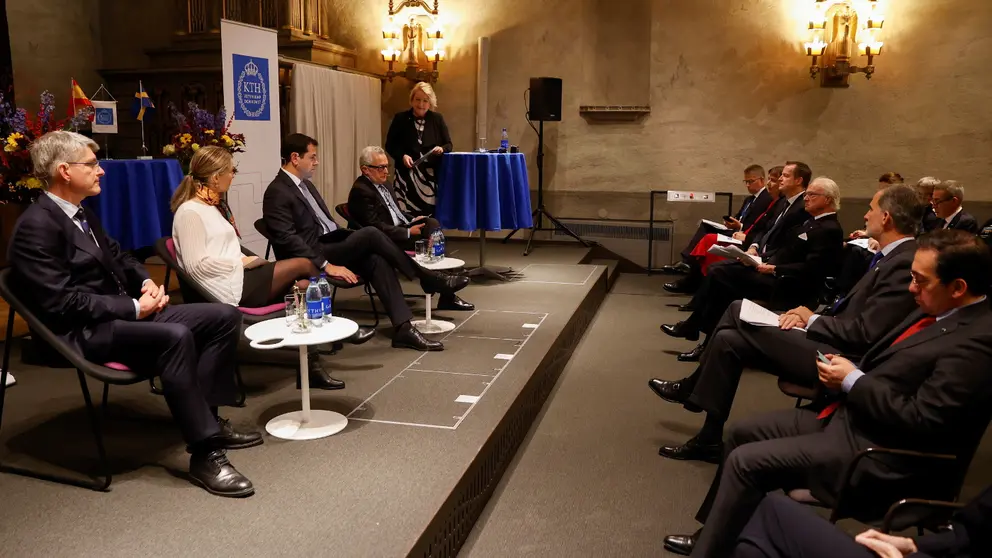 Los Reyes y la delegaci&oacute;n espa&ntilde;olas visitaron en Suecia el Real Instituto de Tecnolog&iacute;a 
KTH.