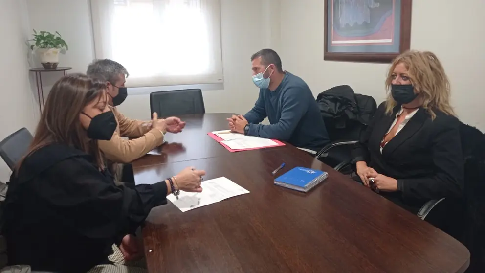 La gerente de SEA firm&oacute; ante notario la venta de una parcela en Rianxo a Transportes Potel.