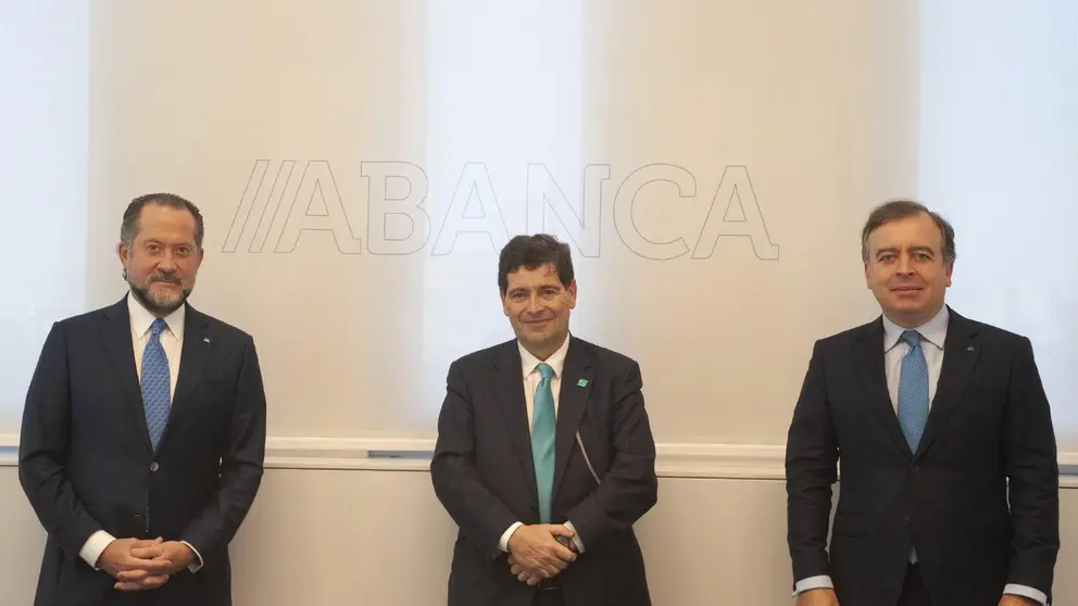El presidente de Abanca, Juan Carlos Escotet Rodr&iacute;guez, el consejero delegado de Novo Banco, Antonio Ramalho, y el consejero delegado de Abanca, Francisco Botas.