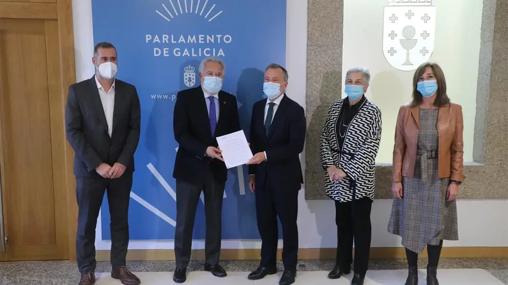 Celso G&aacute;ndara, Miguel &Aacute;ngel Santalices, Agust&iacute;n Gern&aacute;ndez, Mar Pernas e Isabel Fraga, en el Parlamento gallego.