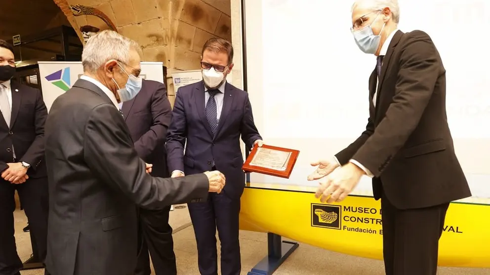 Entrega de la medalla de oro de Cofer a Avelino Llago.