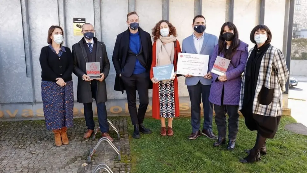 Patricia Argerey (izqu) y Carme Pamp&iacute;n (derecha) con los ganadores IX Premios Bioga.