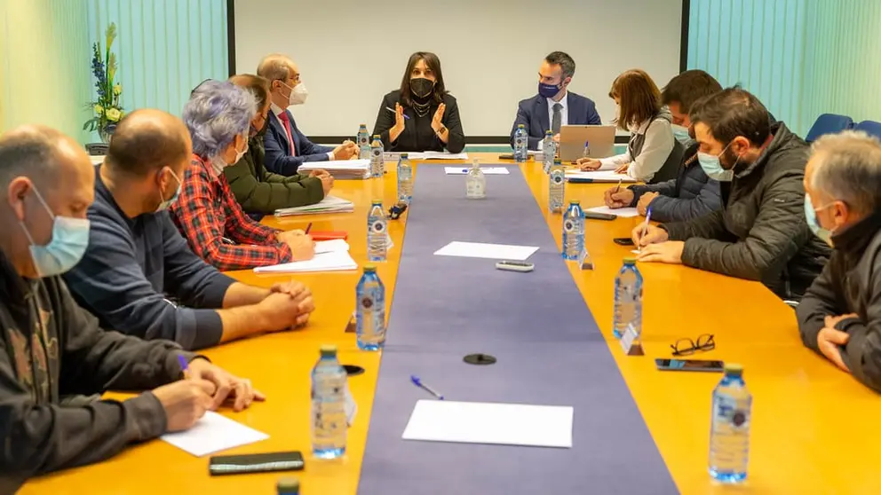 La conselleira de Emprego e Igualdade y el director del Igape reunidos con el comit&eacute; de empresa de Vestas./X.CRESPO.