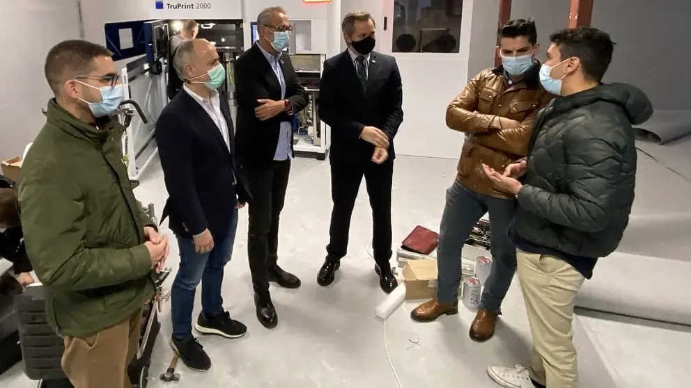 El delegado de Zona Franca y el delegado del Gobierno en Galicia visitaron las instalaciones de Galician Medical Manufacturing en Porto do Molle.