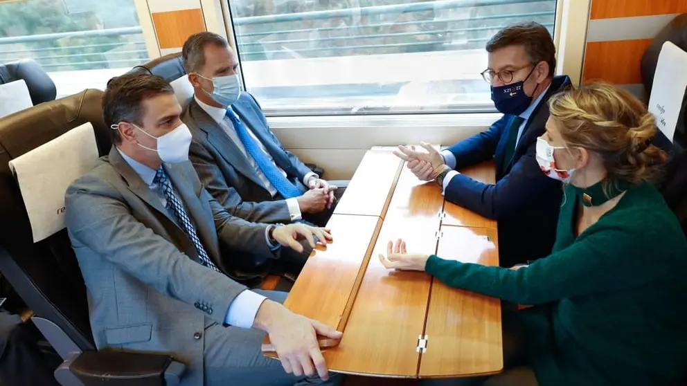 El presidente del Gobierno, el Rey Felipe VI, el presidente de la Xunta y la vicepresidenta segunda del Gobierno en el viaje inaugural de la LAV Madrid-Galicia./D.CABEZ&Oacute;N.