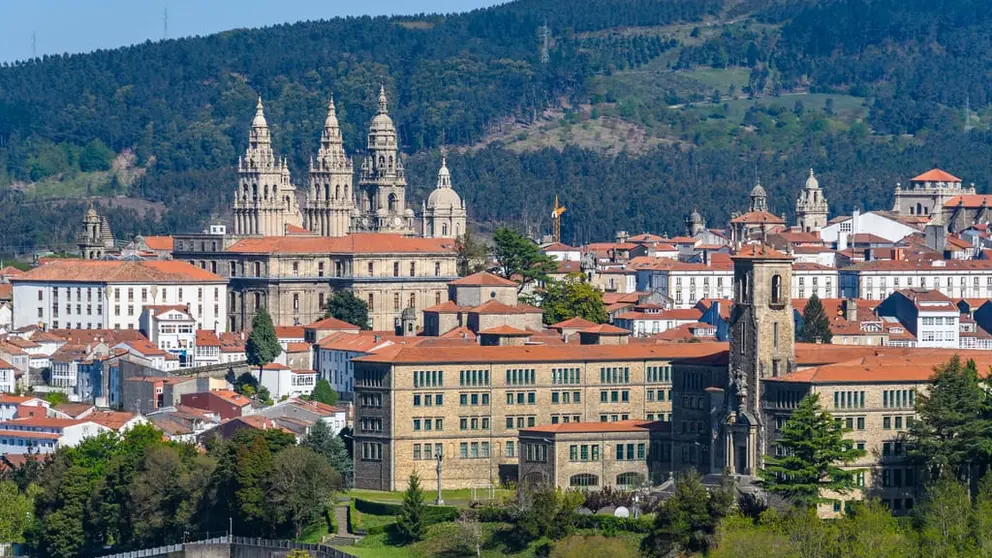Vista de la Catedral y casco hist&oacute;rico de Santiago de Compostela.