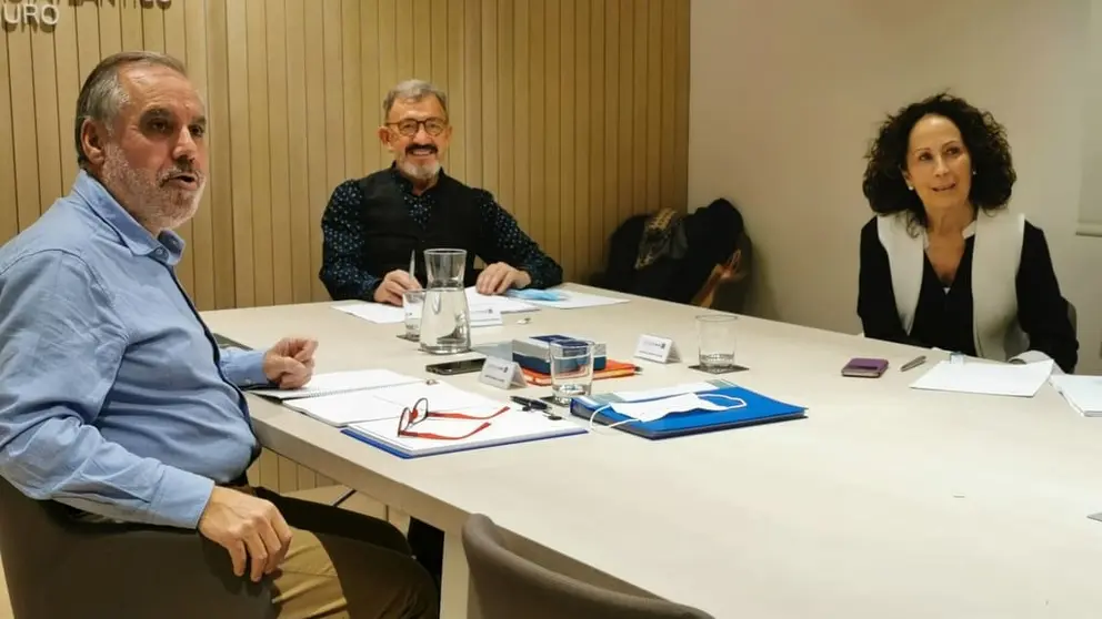 Jos&eacute; Ram&oacute;n Barreiro, Adolfo Campos y Consuelo Cameselle, en la reuni&oacute;n del Patronato de Fundaci&oacute;n Inade.