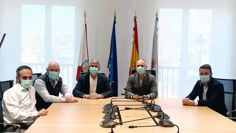 El delegado de Zona Franca y el alcalde de A Guarda con directivos de la empresa Flor Toxal.