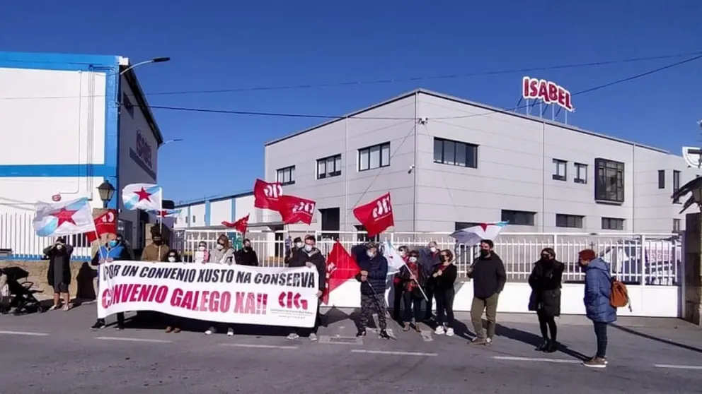 Concentraci&oacute;n ante Bolton Food en O Grove o pasado mes de novembro para reclamar un convenio estatal "digno"./CIG.