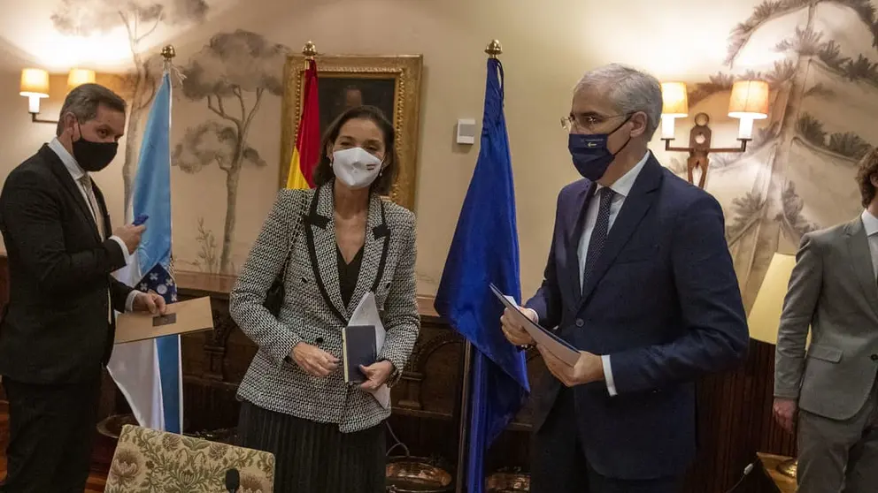 La ministra Reyes Maroto y el vicepresidente econ&oacute;mico de la Xunta Francisco Conde, en la reuni&oacute;n de seguimiento del acuerdo de Alcoa.