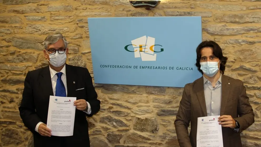 El presidente de la CEG, Juan Manuel Vieites, y el director general de Gradiant, Luis Peěrez Freire, en la firma del convenio.