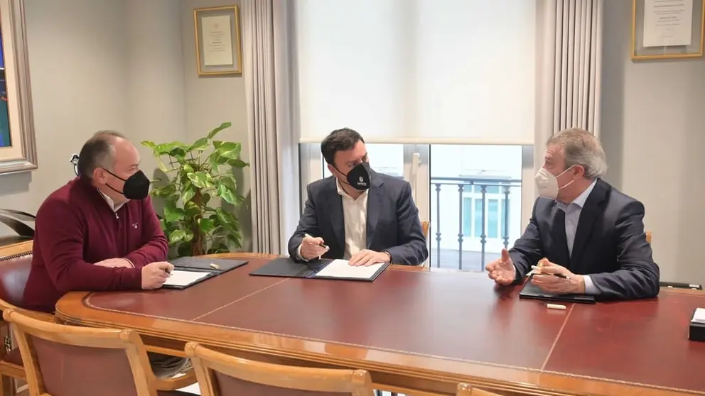 El diputado de Emprego, Jos&eacute; Ram&oacute;n Rioboo, el presidente de la Diputaci&oacute;n de A Coru&ntilde;a, Valent&iacute;n Formoso, y el vicepresidente de la C&aacute;mara de Santiago, Jos&eacute; Carballo, en la firma del convenio.