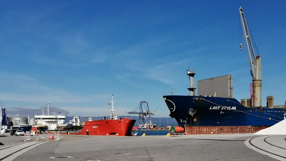 Una descarga de mercanc&iacute;a en el Puerto de Vilagarc&iacute;a.