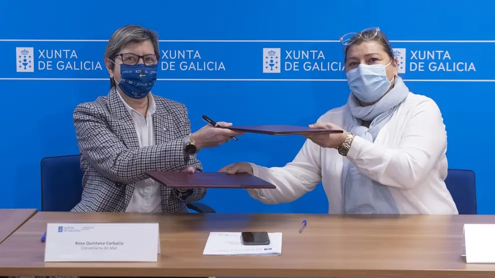 La conselleira do Mar, Rosa Quintana, y la presidenta del Consello Regulador de la DOP Mexill&oacute;n de Galicia, Lina Solla./C.PAZ.