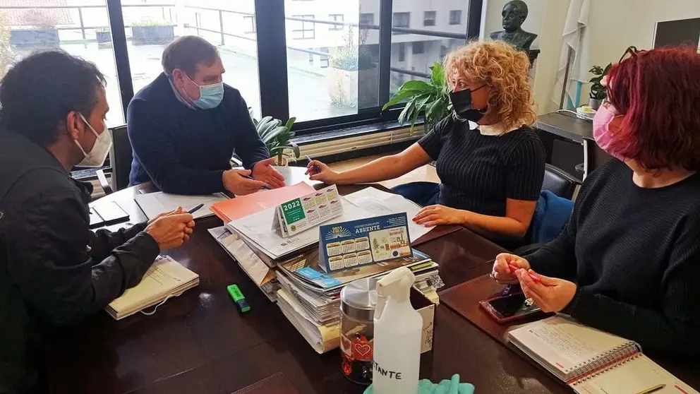 La gerente de SEA, Beatriz Sestayo, junto al alcalde de Fene, Juventino Trigo, y los concejales