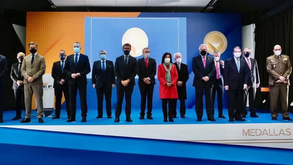 La ministra Margarita Robles y el jefe de la UME, junto a autoridades, en el acto de entrega de las medallas de oro de la CEP.