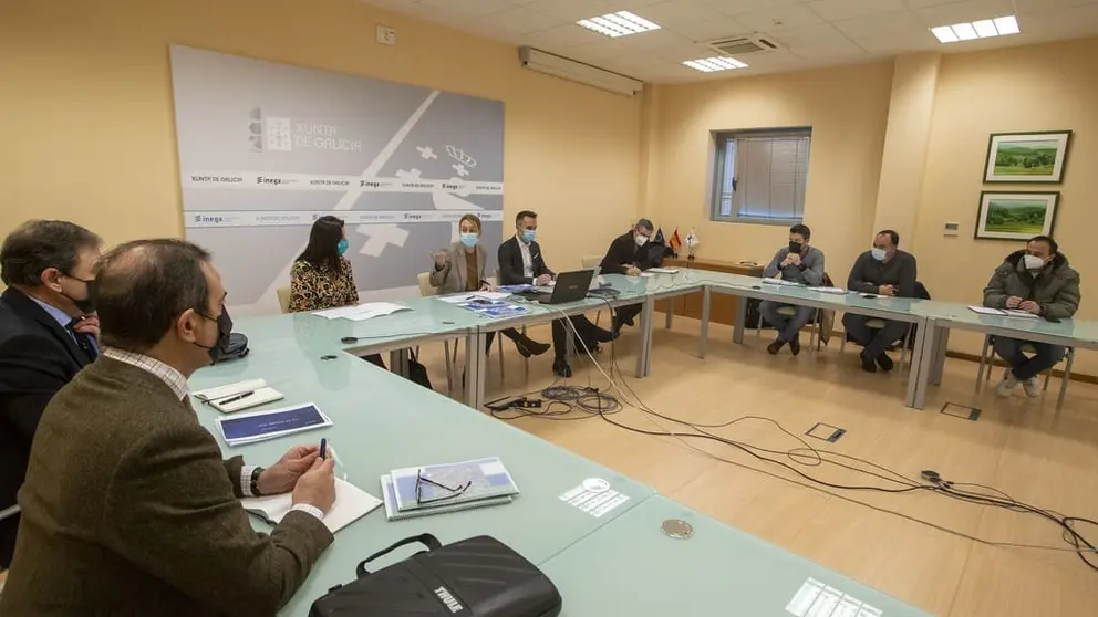 Reuni&oacute;n de dirigentes de la Xunta con el comit&eacute; de empresa de Alu Ib&eacute;rica A Coru&ntilde;a y el administrador concursal./C.PAZ.