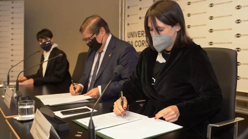 El rector de la UDC, Julio Abalde, y la conselleira de Emprego e Igualdade, Mar&iacute;a Jes&uacute;s Lorenzana, en el momento de la firma del protocolo.