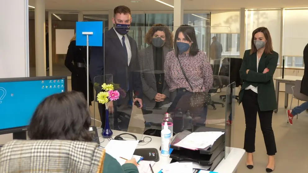 A conselleira de Emprego e Igualdade, Mar&iacute;a Jes&uacute;s Lorenzana, acompa&ntilde;ada do delegado territorial da Xunta na Coru&ntilde;a, Gonzalo Trenor, visitan a oficina de emprego do Espazo Amizar.