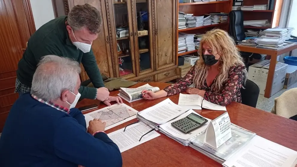 La gerente de SEA en su reuni&oacute;n con el alcalde de Chantada.
