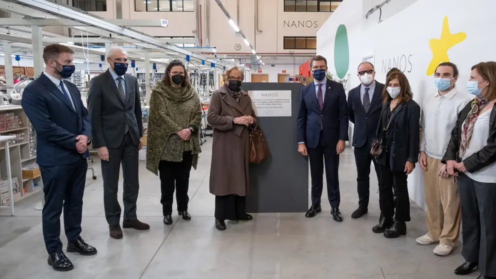 El presidente de la Xunta y otras autoridades en las nuevas instalaciones de Nanos en Bergondo.