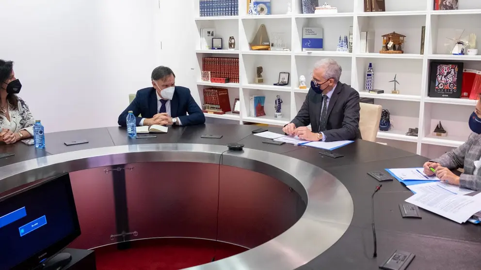 El vicepresidente econ&oacute;mico de la Xunta, Francisco Conde, se reuni&oacute; con el director general del CDTI, Javier Ponce./X.CRESPO.