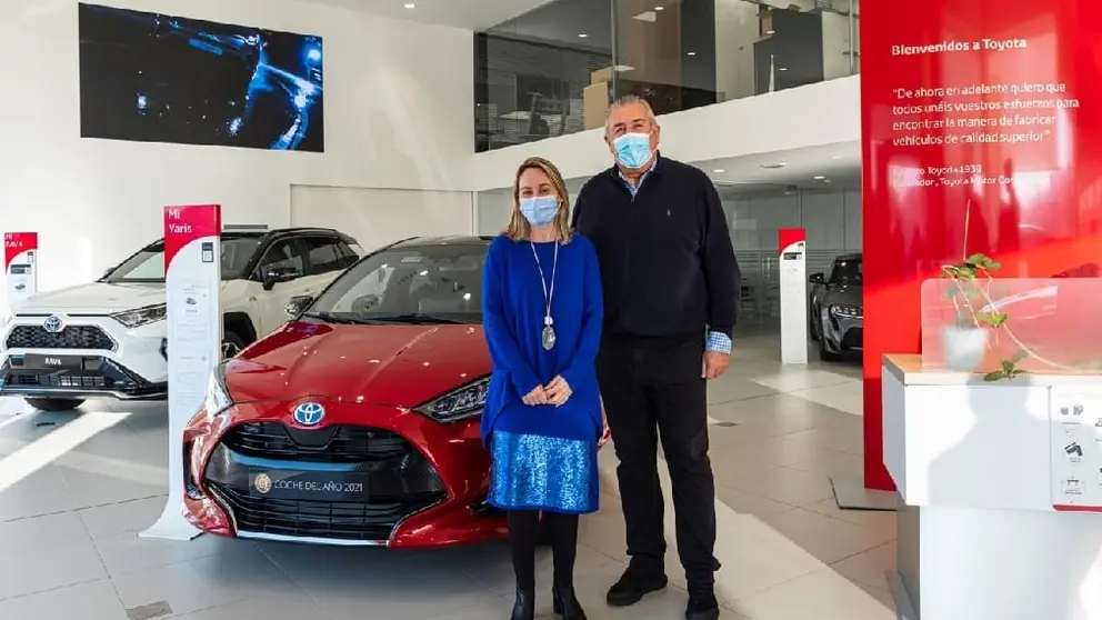 aula Ur&iacute;a, directora general de Planificaci&oacute;n Energ&eacute;tica y Recursos Naturales y Jos&eacute; Ram&oacute;n Ferreiro, director general de Grupo Breog&aacute;n en las instalaciones de Toyota Breog&aacute;n Motor en Oleiros (A Coru&ntilde;a).