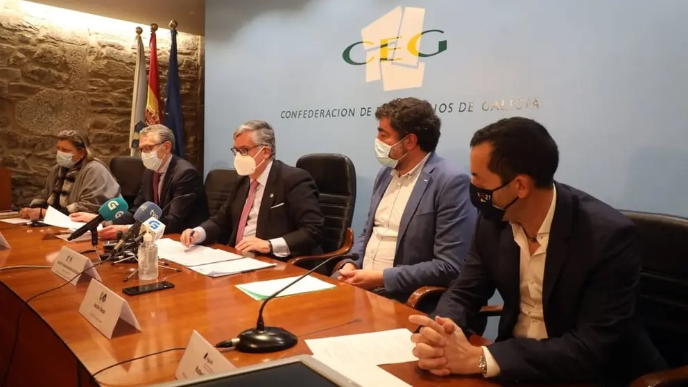 Jacobo Docal, representante del Cl&uacute;ster de la Acuicultura; Juan Vieites, secretario general de Anfaco y presidente de la CEG; Lina Solla, presidenta del Consello Regulador DOP Mexill&oacute;n de Galicia; Roberto Fari&ntilde;a, en representaci&oacute;n de la Asociaci&oacute;n Galega de Empresarios Depuradores de Moluscos (AGADE); y Javier Touza, presidente da la Cooperativa de Armadores de Pesca del Puerto de Vigo (ARVI).