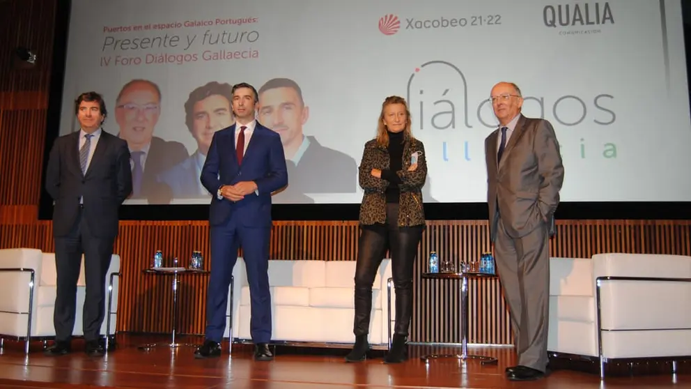 Mart&iacute;n Fern&aacute;ndez Prado, Nuno Araujo, la moderadora Amalia Baltar y Fernando Gonz&aacute;lez Laxe, en el  &ldquo;IV Foro Di&aacute;logos Gallaecia.