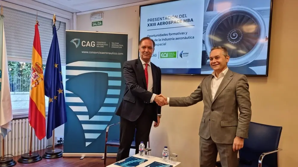 El director del Aerospace MBA, Carlos Su&aacute;rez, junto al presidente del Consorcio Aeron&aacute;utico Gallego, Enrique Mall&oacute;n.