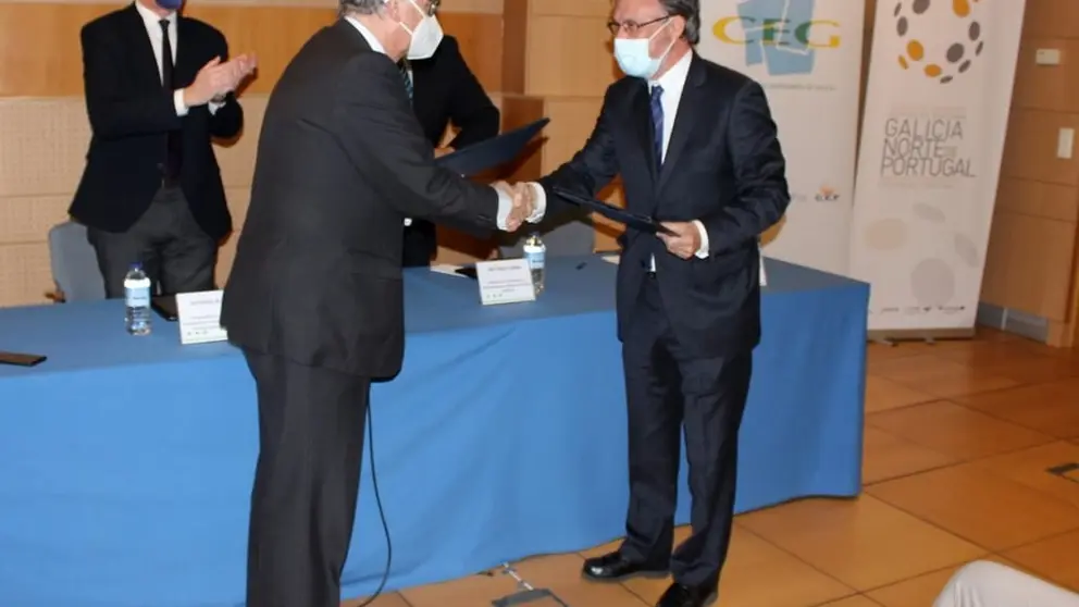 Juan Vieites e Nuno Almeida na sinatura do protocolo entre a CEG e a AECT Eurorrexi&oacute;n.
